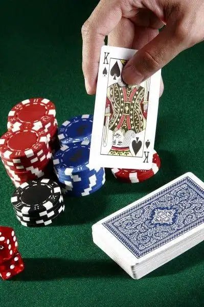 Người chơi Việt Nam đặt cược bóng đá trên điện thoại di động